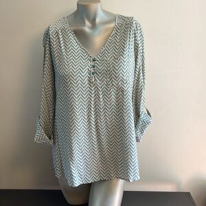 Swingy patterned shirt w/ cute roll up sleeves & sweet button detail. Size M/L